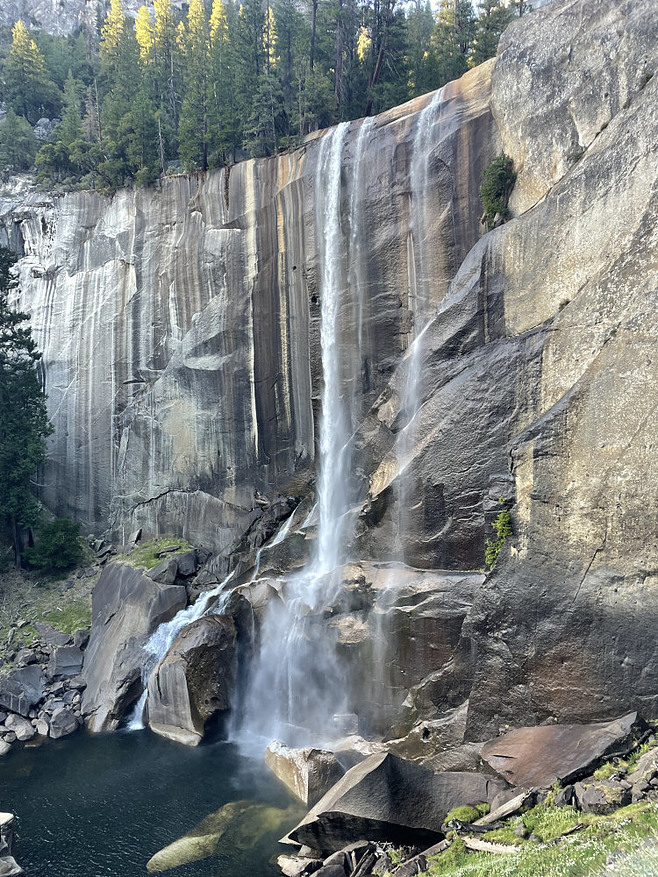 <img alt="Vernal Falls in Yosemite National Park">